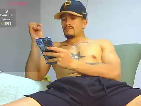 Snapshot of Keiviid chatting on 05-03-26, 01:33 Keiviid online show from 05-03-26, 01:33