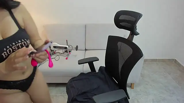 Nohemi louse online show from 12-15-25, 08:35