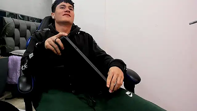 Snapshot of roan_birkin chatting on 10-08-25, 07:22 roan birkin online show from 10-08-25, 07:22