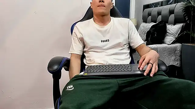 Snapshot of roan_birkin chatting on 10-14-25, 08:31 roan birkin online show from 10-14-25, 08:31