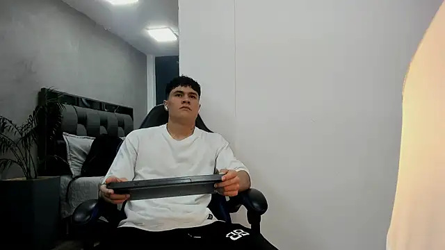 Snapshot of roan_birkin chatting on 10-16-25, 07:04 roan birkin online show from 10-16-25, 07:04