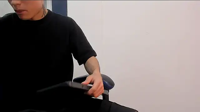 Snapshot of roan_birkin chatting on 10-17-25, 07:27 roan birkin online show from 10-17-25, 07:27