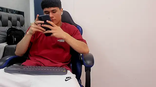 Snapshot of roan_birkin chatting on 10-24-25, 07:21 roan birkin online show from 10-24-25, 07:21