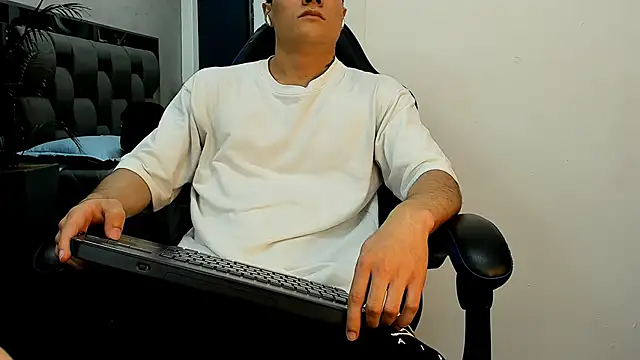 Snapshot of roan_birkin chatting on 10-30-25, 07:25 roan birkin online show from 10-30-25, 07:25