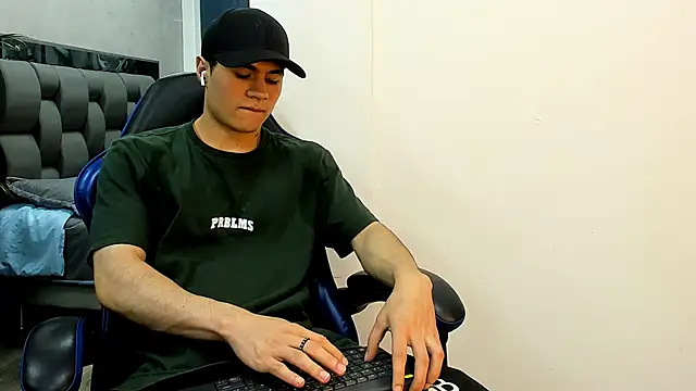 Snapshot of roan_birkin chatting on 11-07-25, 07:14 roan birkin online show from 11-07-25, 07:14