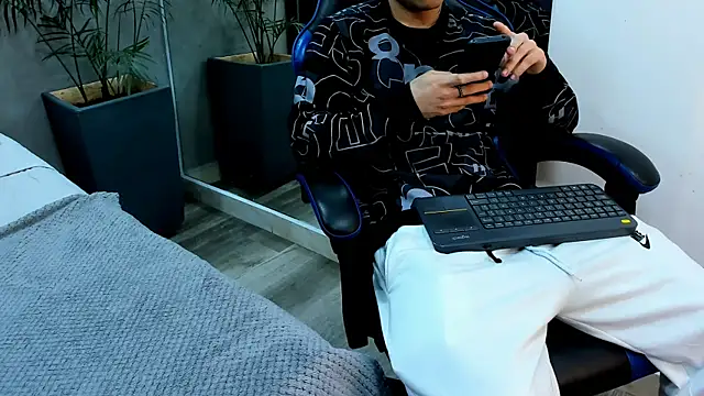 Snapshot of roan_birkin chatting on 11-17-25, 07:08 roan birkin online show from 11-17-25, 07:08