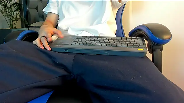 Snapshot of roan_birkin chatting on 11-21-25, 07:12 roan birkin online show from 11-21-25, 07:12