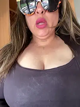 Snapshot of laarti chatting on 05-17-26, 10:11 laarti online show from 05-17-26, 10:11