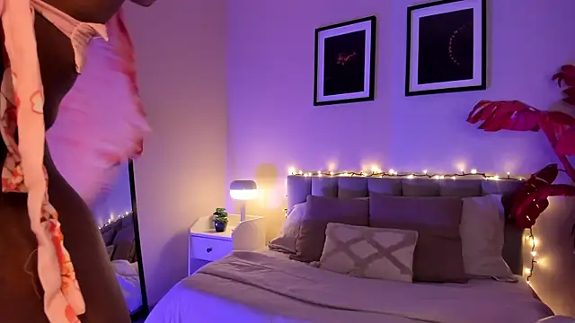 Gigi Strawberry online show from 01-14-26, 04:40