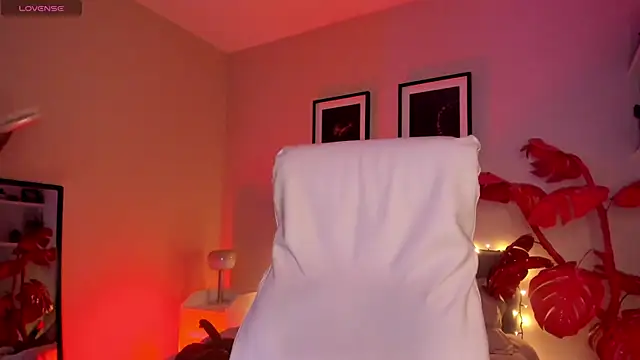 Gigi Strawberry online show from 02-05-26, 05:34