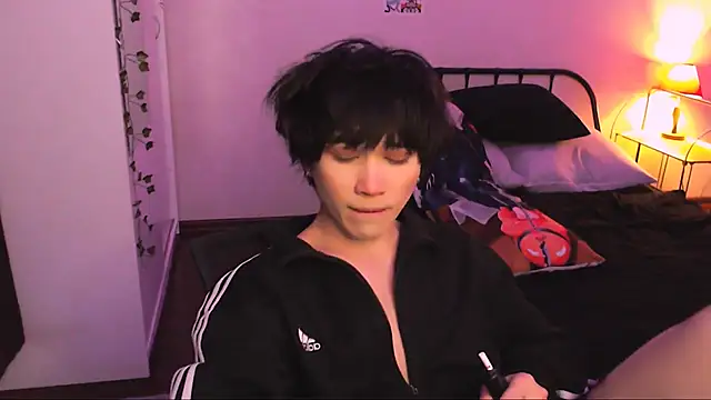 Snapshot of rennnuts chatting on 10-12-25, 12:37 rennnuts online show from 10-12-25, 12:37