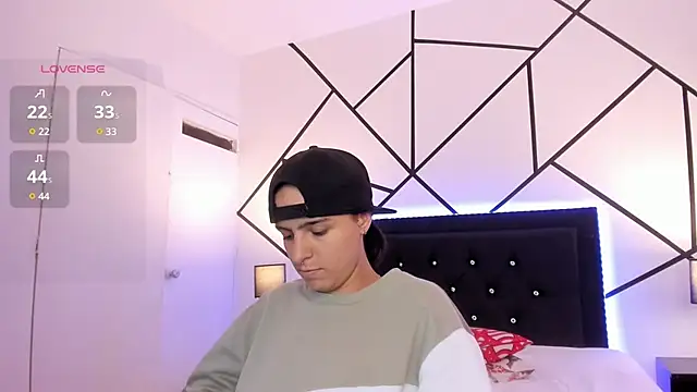 Liiam smith  online show from 03-14-25, 04:30