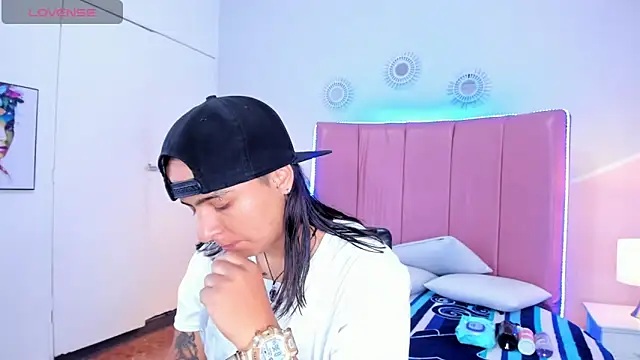 Liiam smith  online show from 10-27-25, 01:37