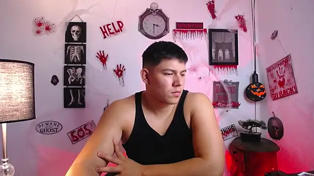 Snapshot of JamesCr_ chatting on 10-28-25, 11:18 JamesCr online show from 10-28-25, 11:18