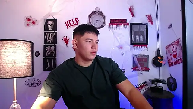 Snapshot of JamesCr_ chatting on 10-31-25, 11:11 JamesCr online show from 10-31-25, 11:11