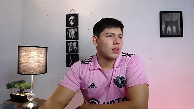 Snapshot of JamesCr_ chatting on 11-12-25, 12:33 JamesCr online show from 11-12-25, 12:33