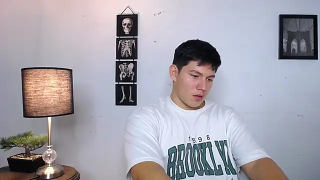 Snapshot of JamesCr_ chatting on 11-21-25, 04:33 JamesCr online show from 11-21-25, 04:33