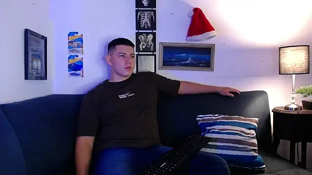 Snapshot of JamesCr_ chatting on 11-29-25, 02:25 JamesCr online show from 11-29-25, 02:25