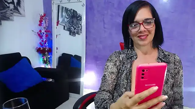 Snapshot of sarasmith3 chatting on 10-19-25, 10:10 sarasmith3 online show from 10-19-25, 10:10