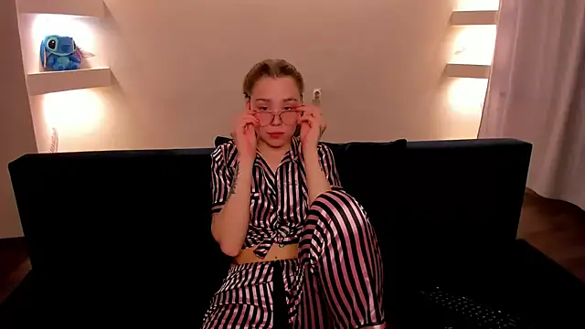 Snapshot of YourMegan chatting on 10-13-25, 09:04 YourMegan online show from 10-13-25, 09:04