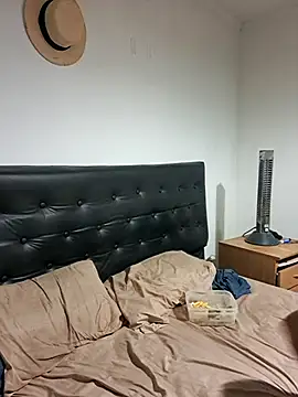 liamlara online show from 09-30-25, 03:11