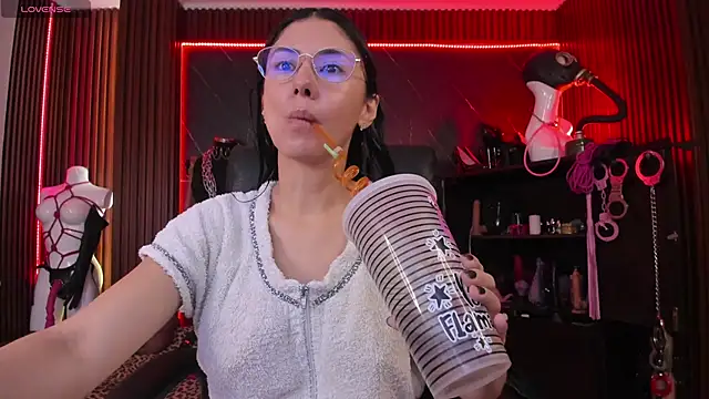 XiaQueen online show from 11-25-25, 11:32