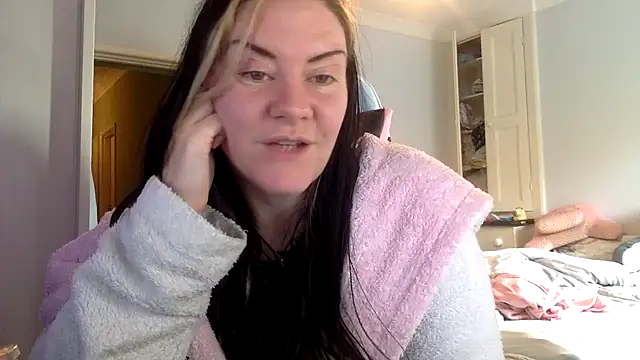 AureliaXOX online show from 02-05-25, 02:16