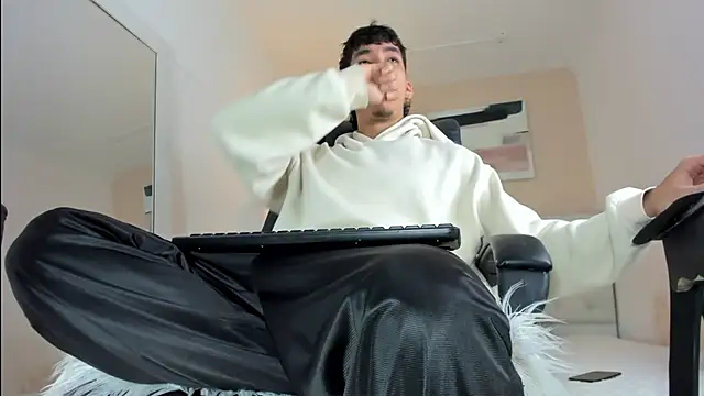 ISAAC CRYSTON online show from 12-22-25, 07:55