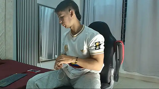 Snapshot of ANDRES_STUD chatting on 09-29-25, 04:28 ANDRES STUD online show from 09-29-25, 04:28