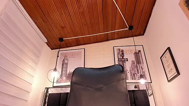 tylla  online show from 10-10-25, 04:11