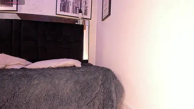 tylla  online show from 11-13-25, 04:11