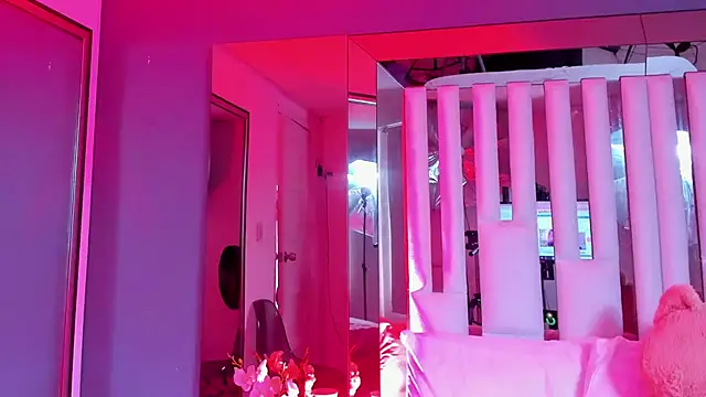 Snapshot of Cloee_Rainbow1 chatting on 02-14-25, 05:57 Cloee Rainbow1 online show from 02-14-25, 05:57