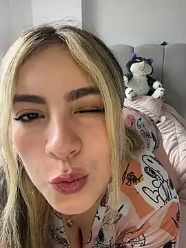 Snapshot of Cloee_Rainbow1 chatting on 06-16-26, 02:09 Cloee Rainbow1 online show from 06-16-26, 02:09