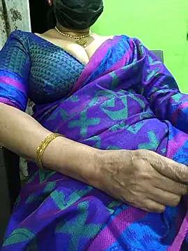 Snapshot of niiveditha chatting on 11-16-25, 01:17 niiveditha online show from 11-16-25, 01:17