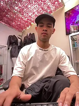 Snapshot of Twink_X chatting on 02-17-25, 02:04 Twink X online show from 02-17-25, 02:04