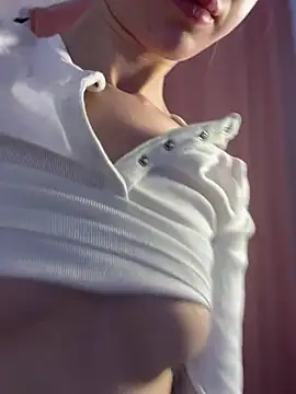 Snapshot of RosieMills chatting on 03-10-25, 04:38 RosieMills online show from 03-10-25, 04:38