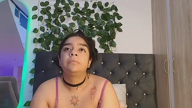 Snapshot of lauravince chatting on 06-17-26, 12:02 lauravince online show from 06-17-26, 12:02