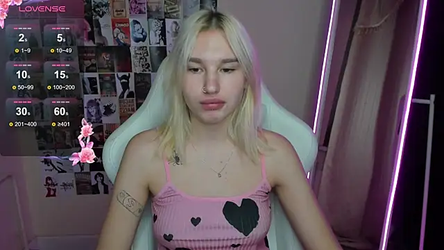 Snapshot of EvelinaLuu chatting on 11-18-25, 01:22 EvelinaLuu online show from 11-18-25, 01:22