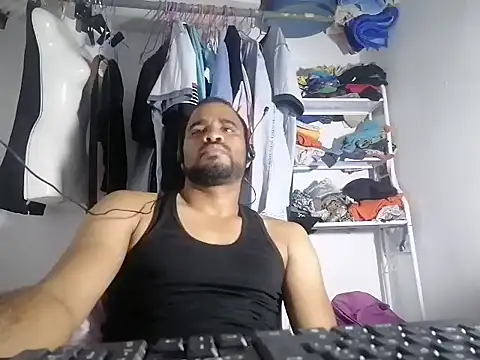 Snapshot of YOX22 chatting on 02-11-25, 08:15 YOX22 online show from 02-11-25, 08:15