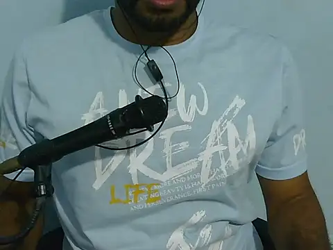 Snapshot of YOX22 chatting on 09-14-25, 12:32 YOX22 online show from 09-14-25, 12:32