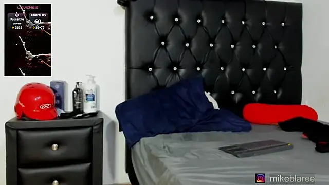 Snapshot of mikeblaree chatting on 06-11-26, 12:32 mikeblaree online show from 06-11-26, 12:32