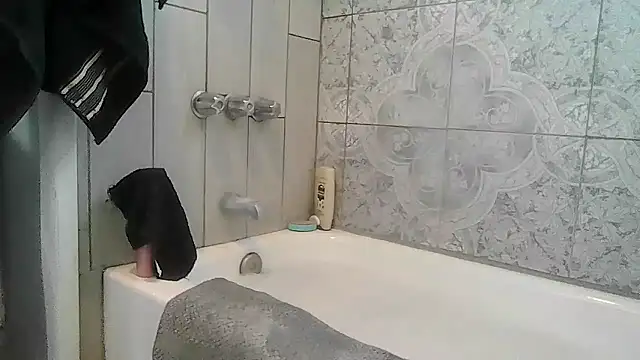 Snapshot of ShysluutGia chatting on 06-18-26, 01:17 ShysluutGia online show from 06-18-26, 01:17