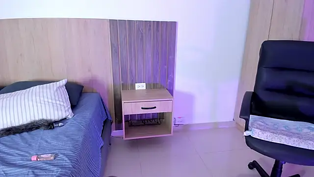 Mia cm online show from 03-21-25, 10:39