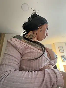 Snapshot of KarolVega- chatting on 11-14-25, 02:49 KarolVega- online show from 11-14-25, 02:49