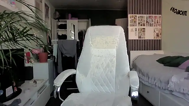 Snapshot of MollyBer chatting on 02-18-26, 12:01 MollyBer online show from 02-18-26, 12:01