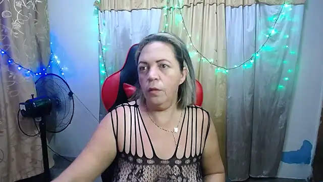 Snapshot of alina_maturehot chatting on 09-21-25, 07:10 alina maturehot online show from 09-21-25, 07:10