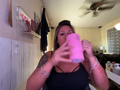Snapshot of bossyroxy84 chatting on 10-01-25, 05:08 bossyroxy84 online show from 10-01-25, 05:08