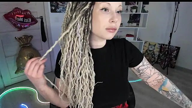 Snapshot of HoneySallyMoore chatting on 05-01-26, 06:45 HoneySallyMoore online show from 05-01-26, 06:45
