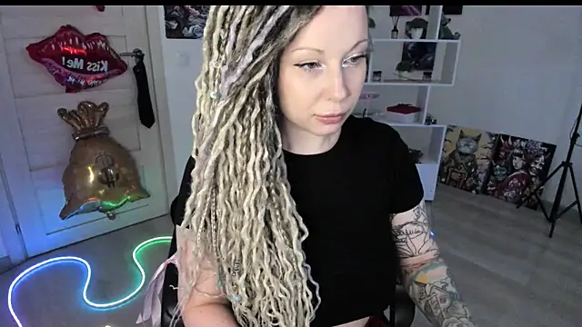 Snapshot of HoneySallyMoore chatting on 05-20-26, 10:32 HoneySallyMoore online show from 05-20-26, 10:32