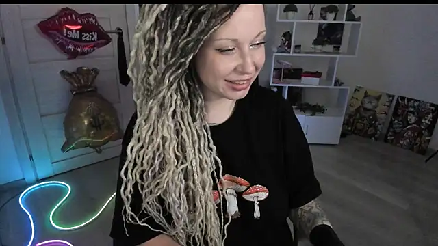Snapshot of HoneySallyMoore chatting on 06-14-26, 02:24 HoneySallyMoore online show from 06-14-26, 02:24
